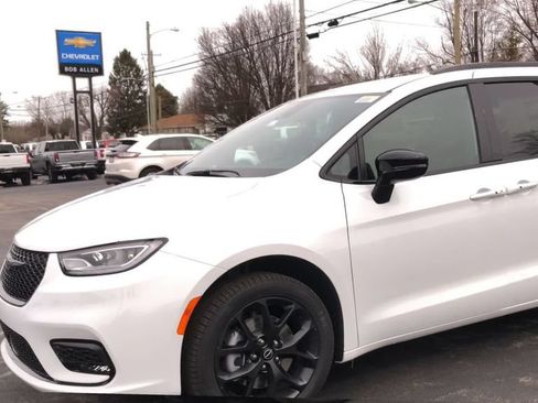 New 2026 Chrysler Pacifica Select w/ S Appearance Package AWD/4WD image 4