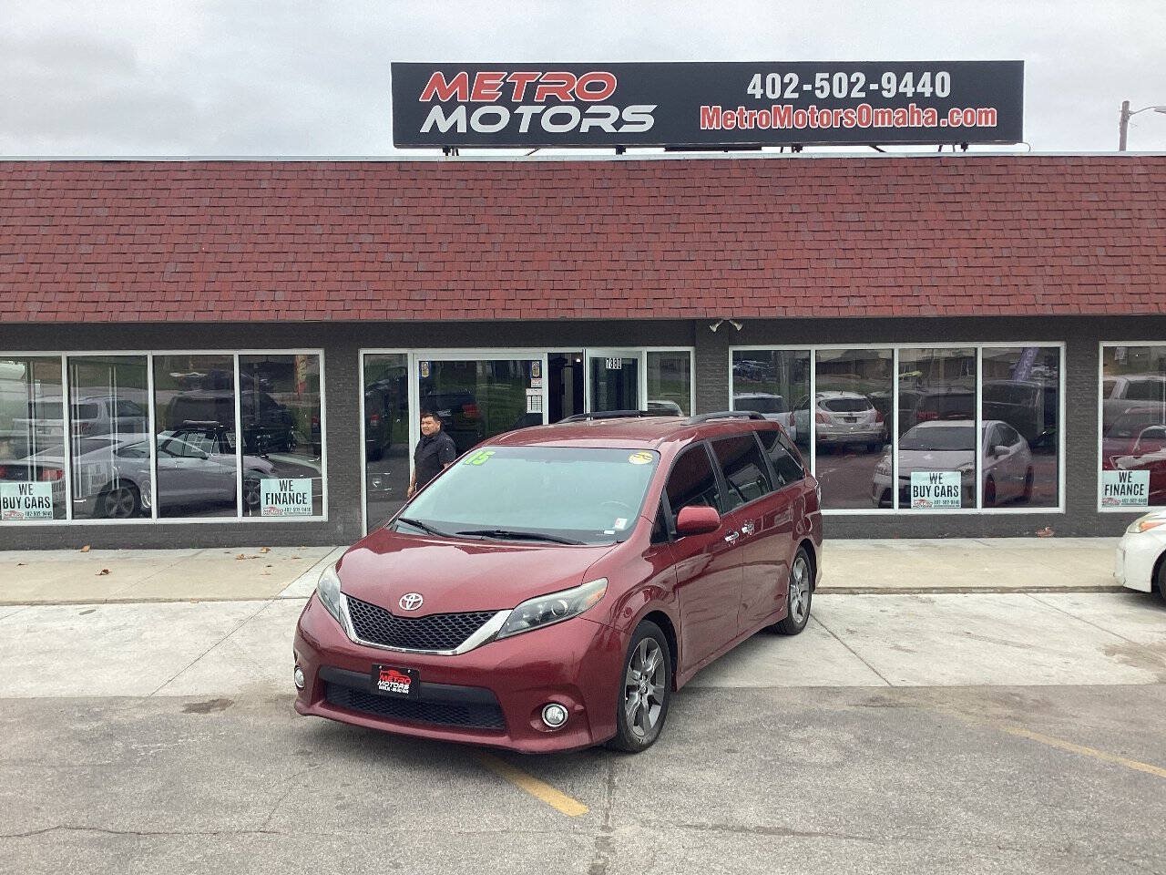Used 2015 Toyota Sienna SE FWD image 1