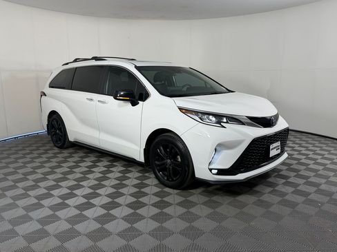 Used 2023 Toyota Sienna XSE AWD/4WD image 7