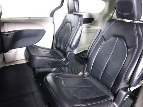 Used 2021 Chrysler Pacifica Touring-L FWD image 33