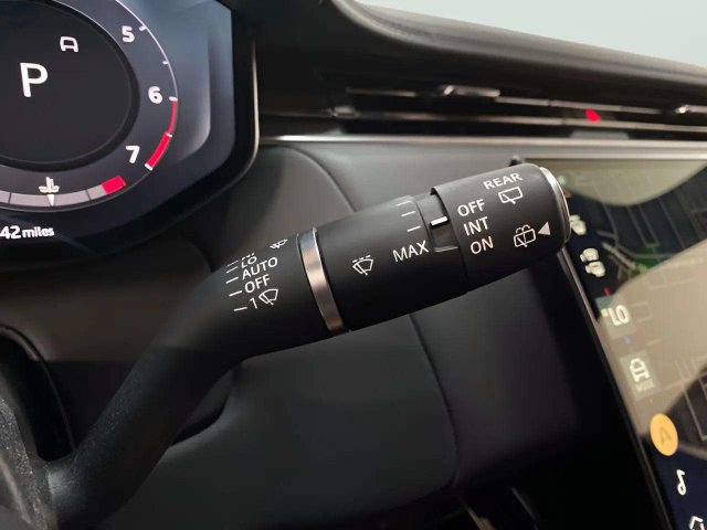 Used 2025 Land Rover Range Rover Sport SE AWD/4WD image 37