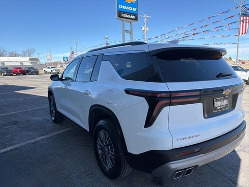 Used 2025 Chevrolet Traverse LT image 5