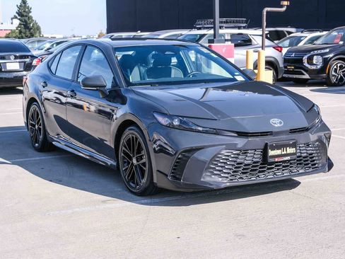 Used 2025 Toyota Camry SE FWD image 3