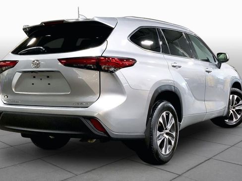 Certified 2021 Toyota Highlander XLE AWD/4WD image 13