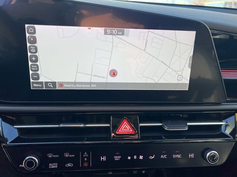 Certified 2024 Kia Niro EX image 18