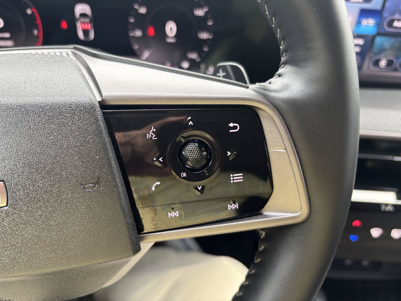 Used 2025 Nissan Murano SV AWD/4WD image 18