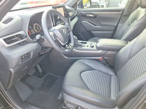 Used 2025 Toyota Highlander XSE AWD/4WD image 15