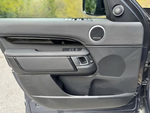 Used 2025 Land Rover Discovery S image 13