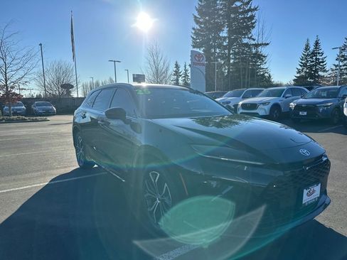 Used 2025 Toyota Crown Signia XLE image 1