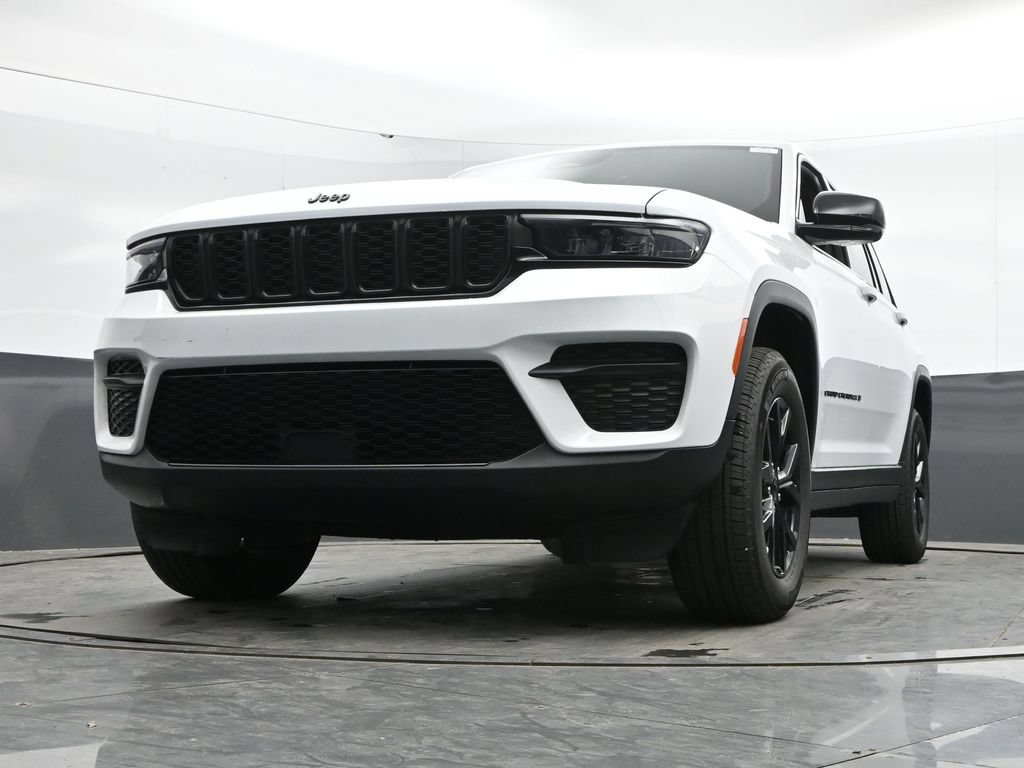 Used 2025 Jeep Grand Cherokee Altitude AWD/4WD image 41