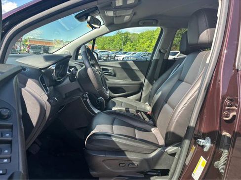 Used 2021 Chevrolet Trax LT w/ Premium Seat Package AWD/4WD image 17