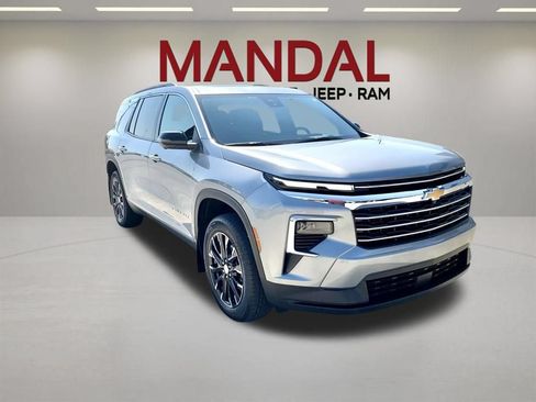 Used 2026 Chevrolet Traverse LT w/ Sun and Wheel Package FWD image 3
