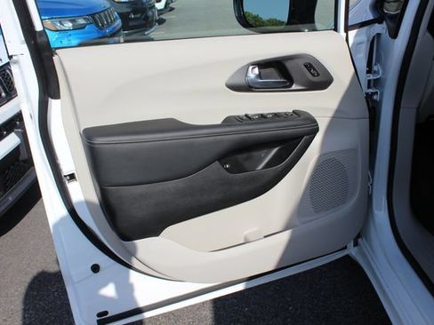 Used 2024 Chrysler Pacifica Limited w/ Uconnect Theater Family Group FWD image 19