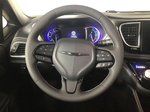 Used 2023 Chrysler Pacifica Limited w/ Uconnect Theater Family Group FWD image 23