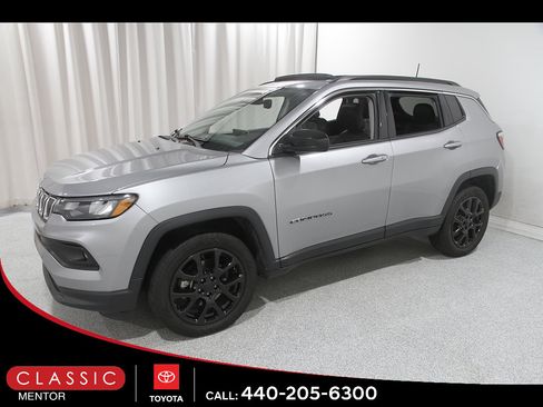 Used 2022 Jeep Compass Latitude w/ Sun and Sound Group AWD/4WD image 3