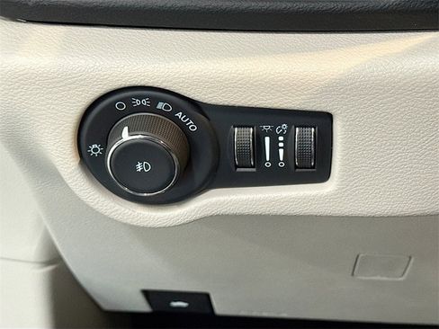 Used 2024 Chrysler Pacifica Touring-L image 6