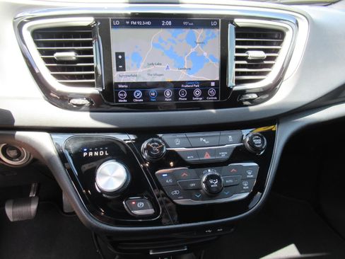 Used 2020 Chrysler Pacifica Touring-L w/ S Appearance Package FWD image 23