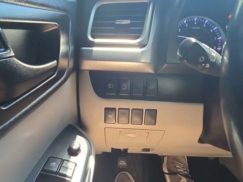 Used 2019 Toyota Highlander Plus FWD image 17