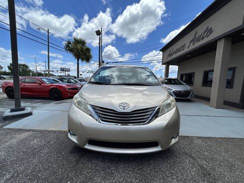 Used 2013 Toyota Sienna XLE w/ Premium Pkg FWD image 8