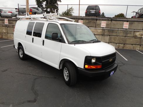 Used 2015 Chevrolet Express 2500 RWD image 11