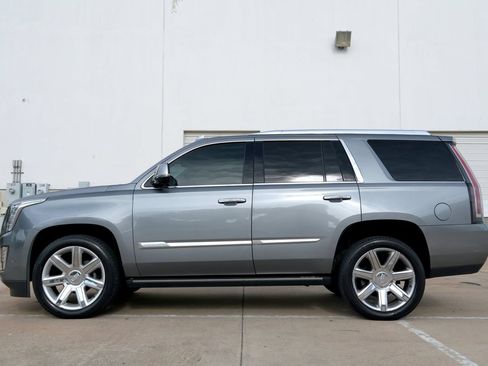 Used 2019 Cadillac Escalade Premium Luxury AWD/4WD image 15