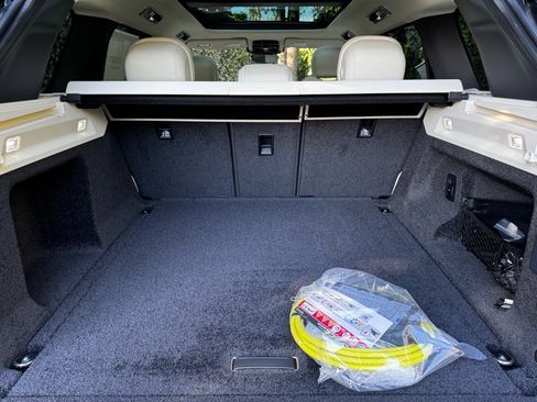 New 2025 Land Rover Range Rover SE image 18