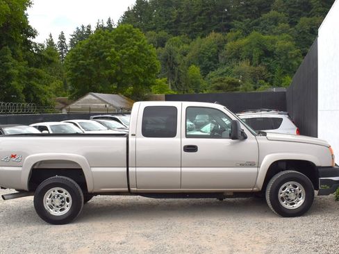 Used 2005 Chevrolet Silverado 2500 LT w/ Heavy-Duty Power Package AWD/4WD image 6