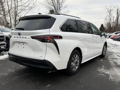Used 2025 Toyota Sienna LE image 6