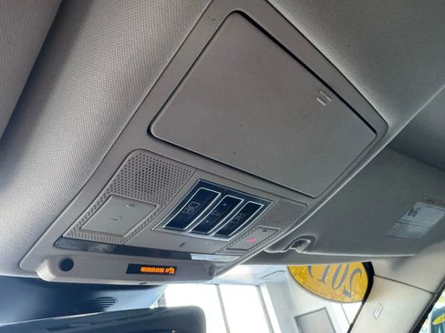 Used 2019 Land Rover Discovery HSE image 32