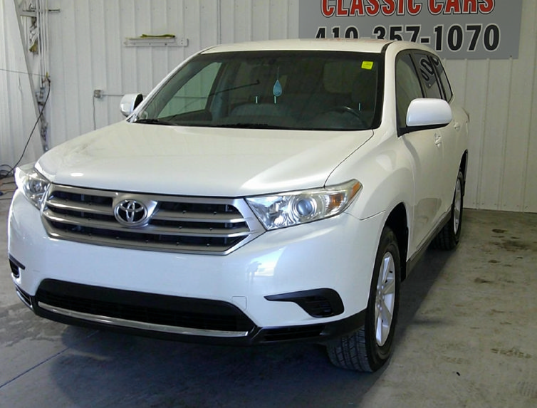 Used 2013 Toyota Highlander Plus FWD image 2