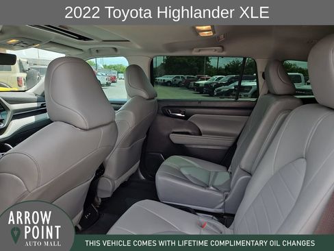 Used 2022 Toyota Highlander XLE FWD image 18