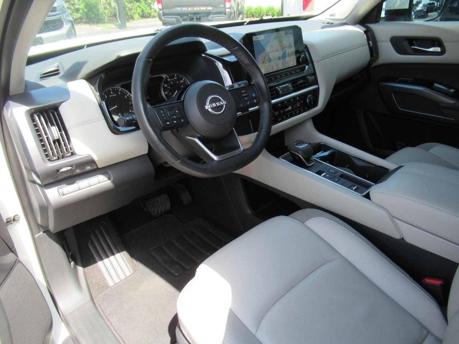 Used 2024 Nissan Pathfinder SL w/ SL Premium Package FWD image 16
