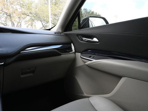 Certified 2023 Cadillac XT4 Luxury w/ Cold Weather Package image 8