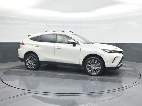 Used 2022 Toyota Venza XLE image 11