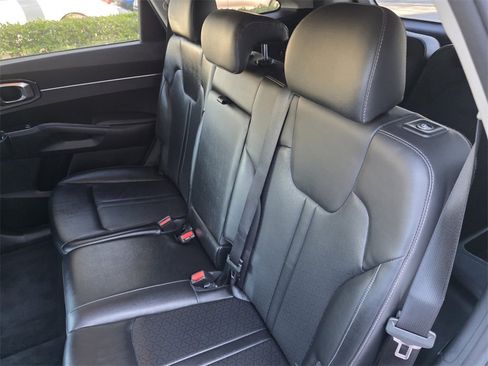 Used 2022 Kia Sorento S image 15