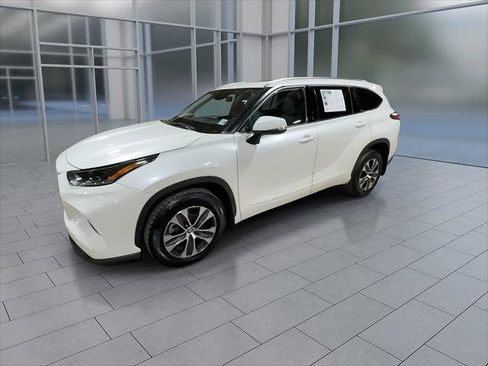 Certified 2021 Toyota Highlander XLE image 4