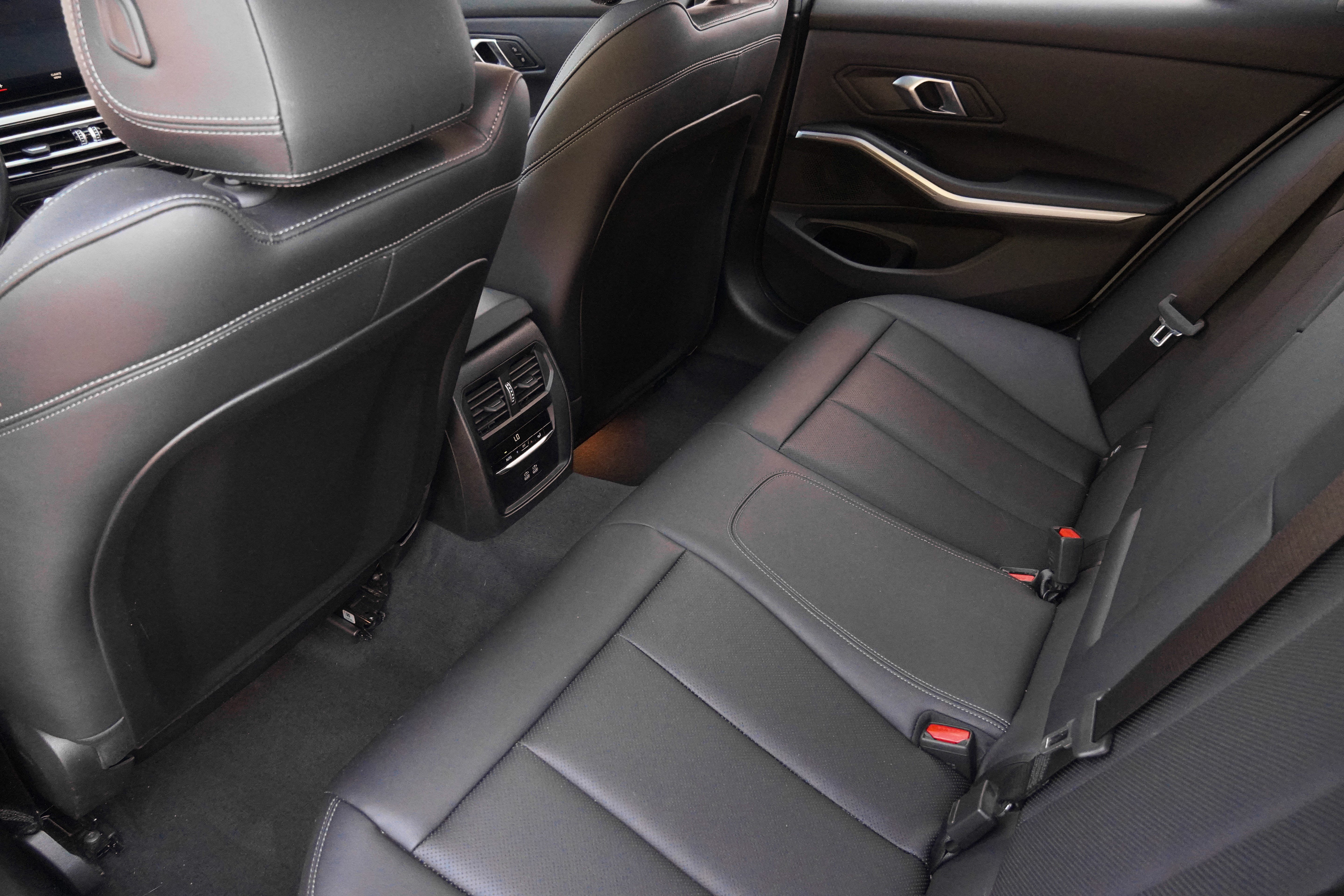 Used 2024 BMW 330i Sedan w/ M Sport Package RWD image 31