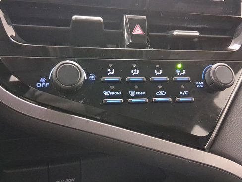 Used 2021 Toyota Camry LE image 15