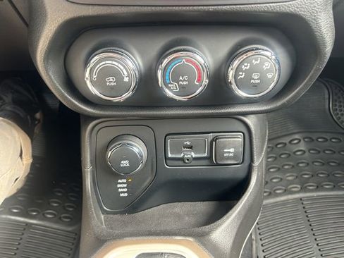 Used 2017 Jeep Renegade Latitude AWD/4WD image 20