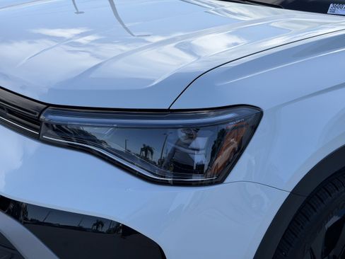 New 2026 Volkswagen Taos SE image 8