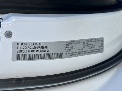 Used 2021 Chrysler Pacifica Touring-L w/ Uconnect Theater Family Group image 39