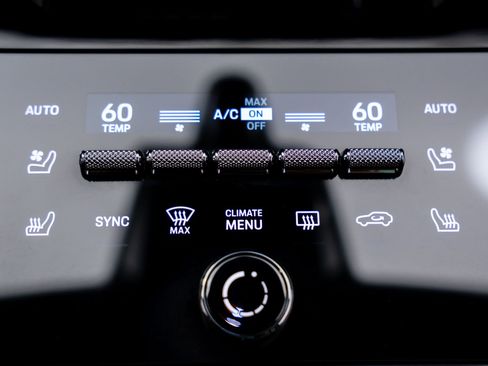 Certified 2025 Porsche Cayenne Coupe AWD/4WD image 26