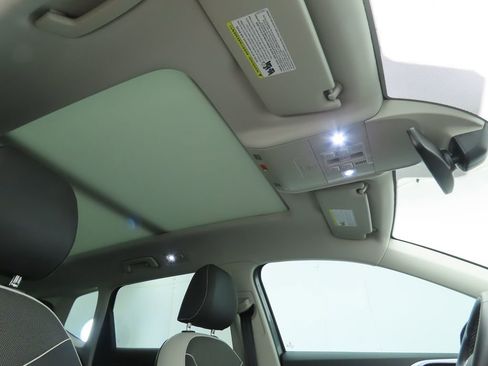 Used 2025 Volkswagen Taos SE w/ Panoramic Sunroof Package image 18