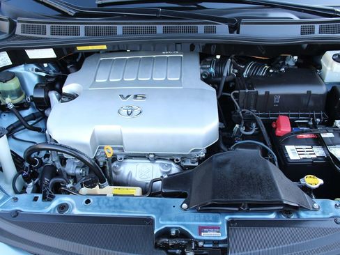 Used 2010 Toyota Sienna LE image 28