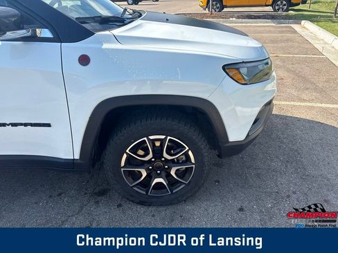 Used 2025 Jeep Compass Trailhawk AWD/4WD image 38