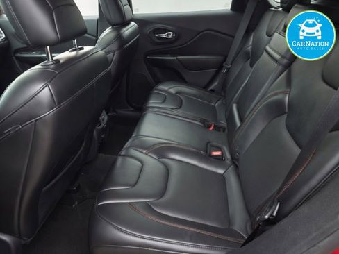 Used 2019 Jeep Cherokee Trailhawk w/ Comfort/Convenience Group AWD/4WD image 6