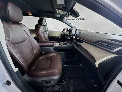 Used 2024 Toyota Sienna Platinum image 28