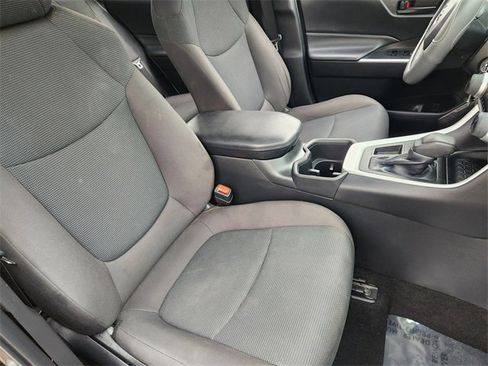 Used 2022 Toyota RAV4 LE image 10
