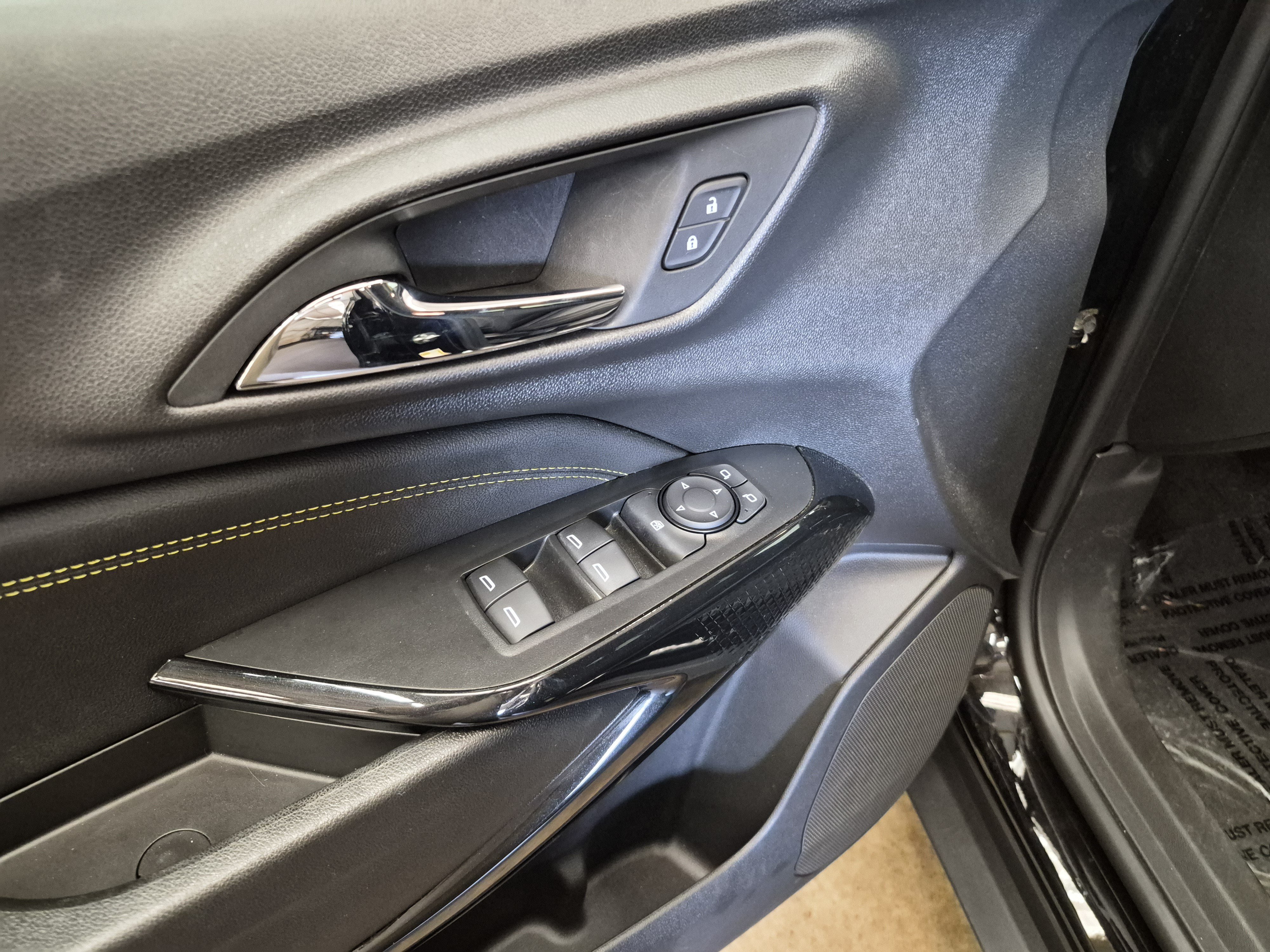 Used 2025 Chevrolet Trax LT FWD image 8