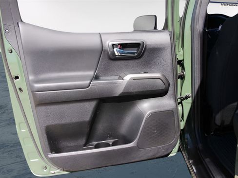 Used 2022 Toyota Tacoma TRD Sport w/ Technology Package image 23